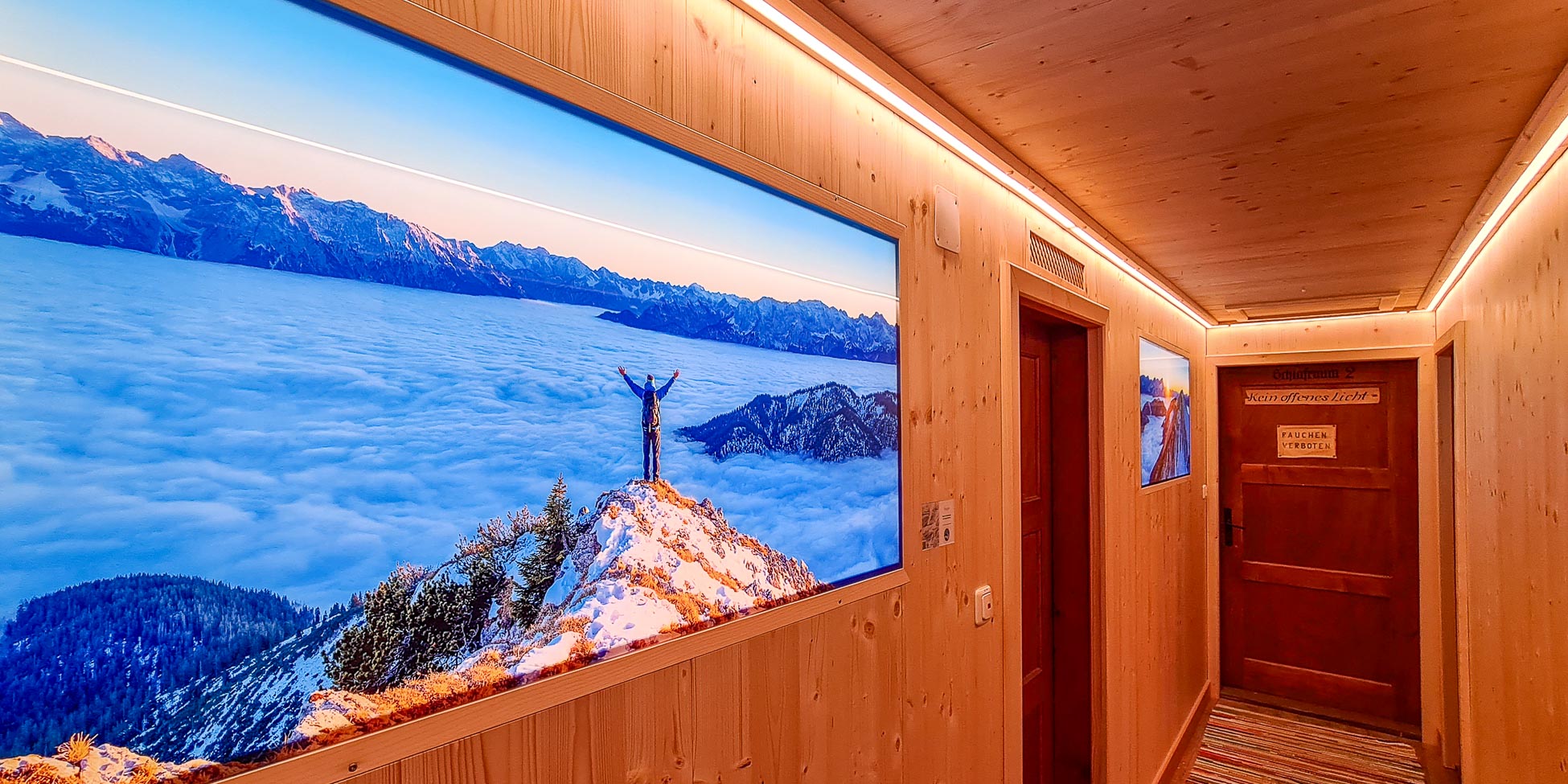 Bild -Freude- zweiteilig in Holzwand plan integriert - Weilheimer Hütte - LED Leuchtbild auf ESG Glas