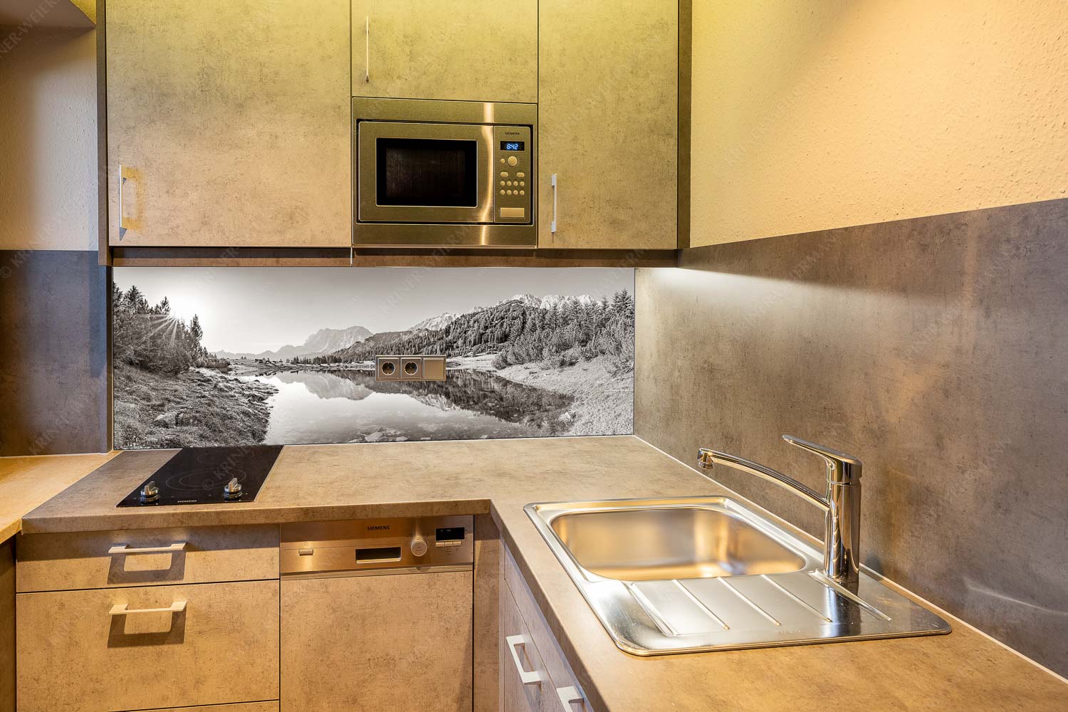 Almfrieden – Küchenrückwand – Größe ca. 150x60cm, Seitenverhältnis 2,5:1 — Vereineralm im Karwendel Almsommer auf der Fereineralm im Karwendelgebirge - Almfrieden - Küchenrückwand - Größe ca. 150x60cm, Seitenverhältnis 2,5:1 - Vereineralm im Karwendel - weitere Infos unter https://www.kriner-weiermann.de