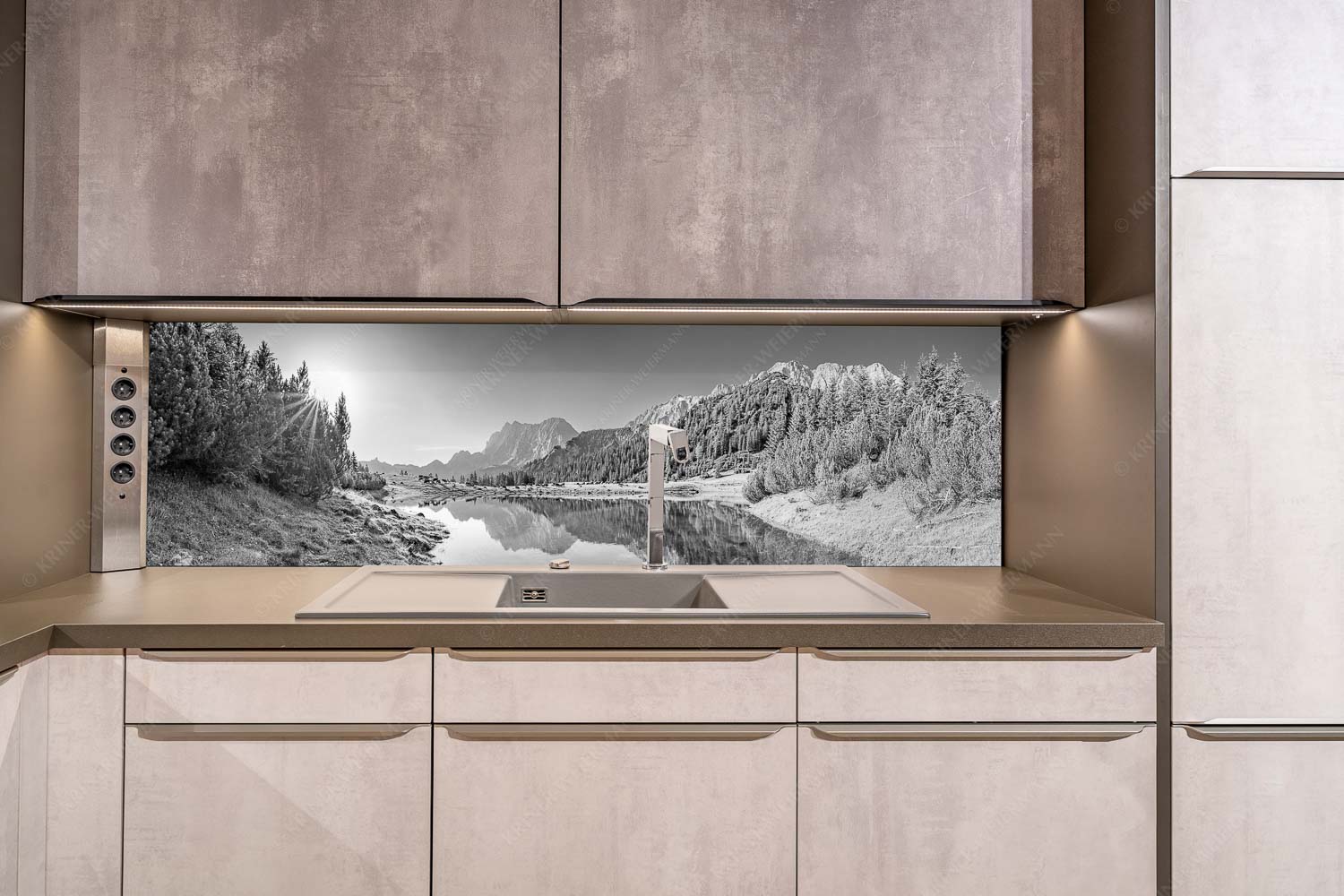 Almfrieden – Küchenrückwand – Größe ca. 200x50cm, Seitenverhältnis ca: 4:1 — Vereineralm im Karwendel Almsommer auf der Fereineralm im Karwendelgebirge - Almfrieden - Küchenrückwand - Größe ca. 200x50cm, Seitenverhältnis ca: 4:1 - Vereineralm im Karwendel - weitere Infos unter https://www.kriner-weiermann.de