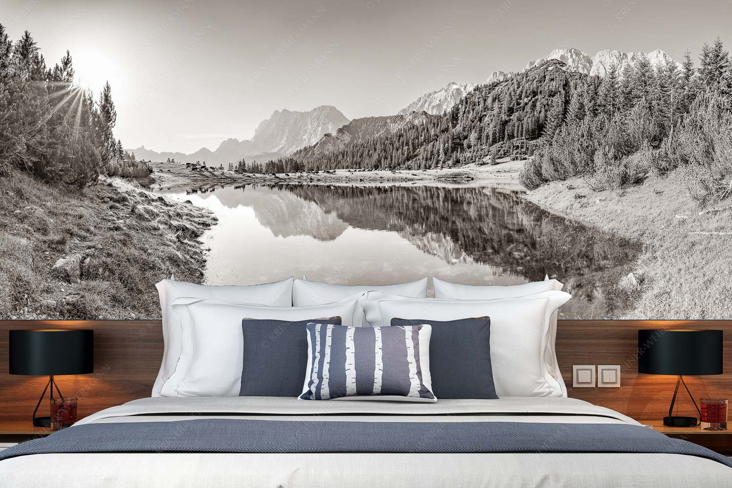 Almfrieden – Fototapete – Größe ca. 350x140cm, Seitenverhältnis 2,5:1 — Vereineralm im Karwendel Almsommer auf der Fereineralm im Karwendelgebirge - Almfrieden - Fototapete - Größe ca. 350x140cm, Seitenverhältnis 2,5:1 - Vereineralm im Karwendel - weitere Infos unter https://www.kriner-weiermann.de