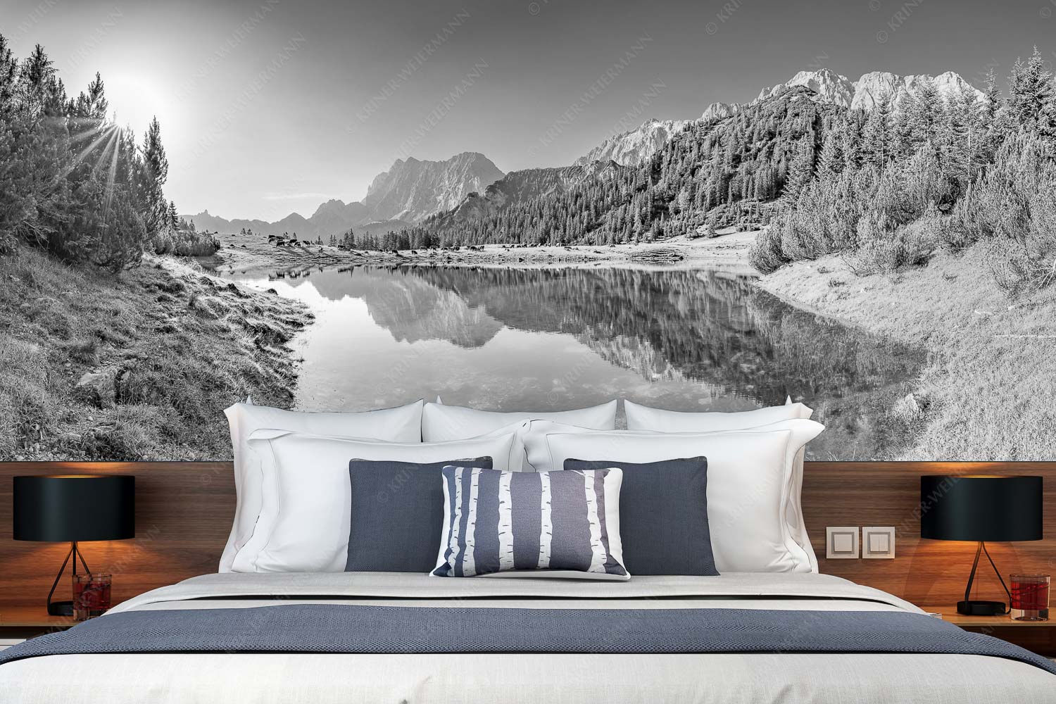 Almfrieden – Fototapete – Größe ca. 350x140cm, Seitenverhältnis 2,5:1 — Vereineralm im Karwendel Almsommer auf der Fereineralm im Karwendelgebirge - Almfrieden - Fototapete - Größe ca. 350x140cm, Seitenverhältnis 2,5:1 - Vereineralm im Karwendel - weitere Infos unter https://www.kriner-weiermann.de