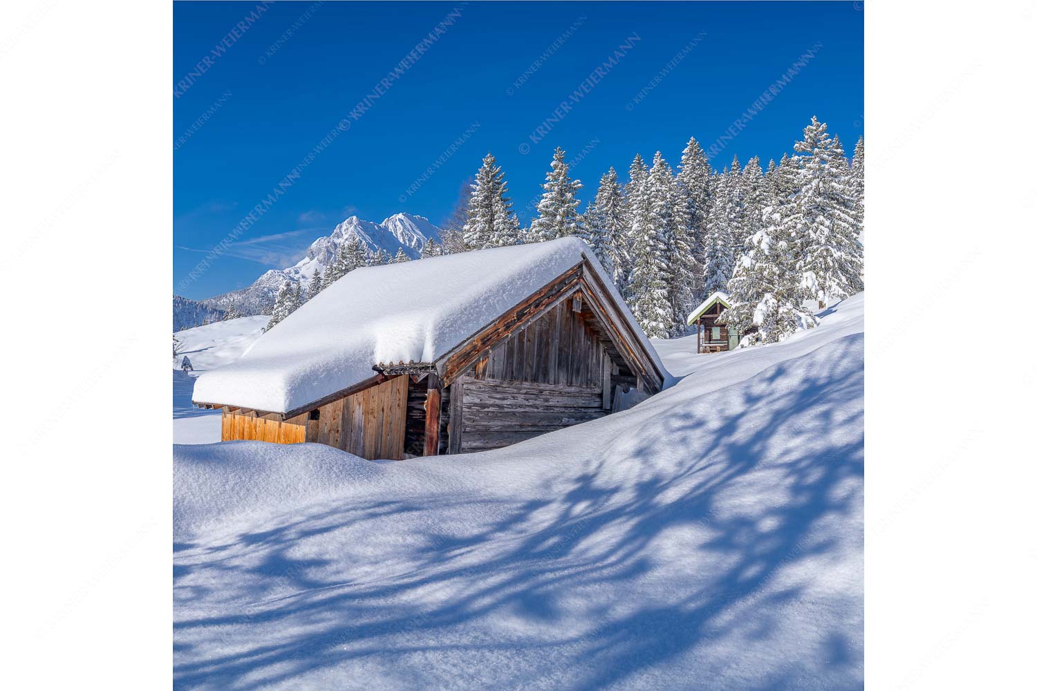 Frisch verschneiter Heustadl bei Mittenwald mit Wettersteinspitzen - Schönheit der Stille - Seitenverhältnis 1:1 - Buckelwiesen am Kranzberg - weitere Infos unter https://www.kriner-weiermann.de