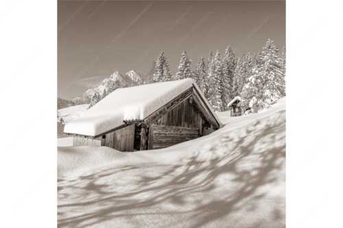 Frisch verschneiter Heustadl bei Mittenwald mit Wettersteinspitzen - Schönheit der Stille - Seitenverhältnis 1:1 - Buckelwiesen am Kranzberg - weitere Infos unter https://www.kriner-weiermann.de