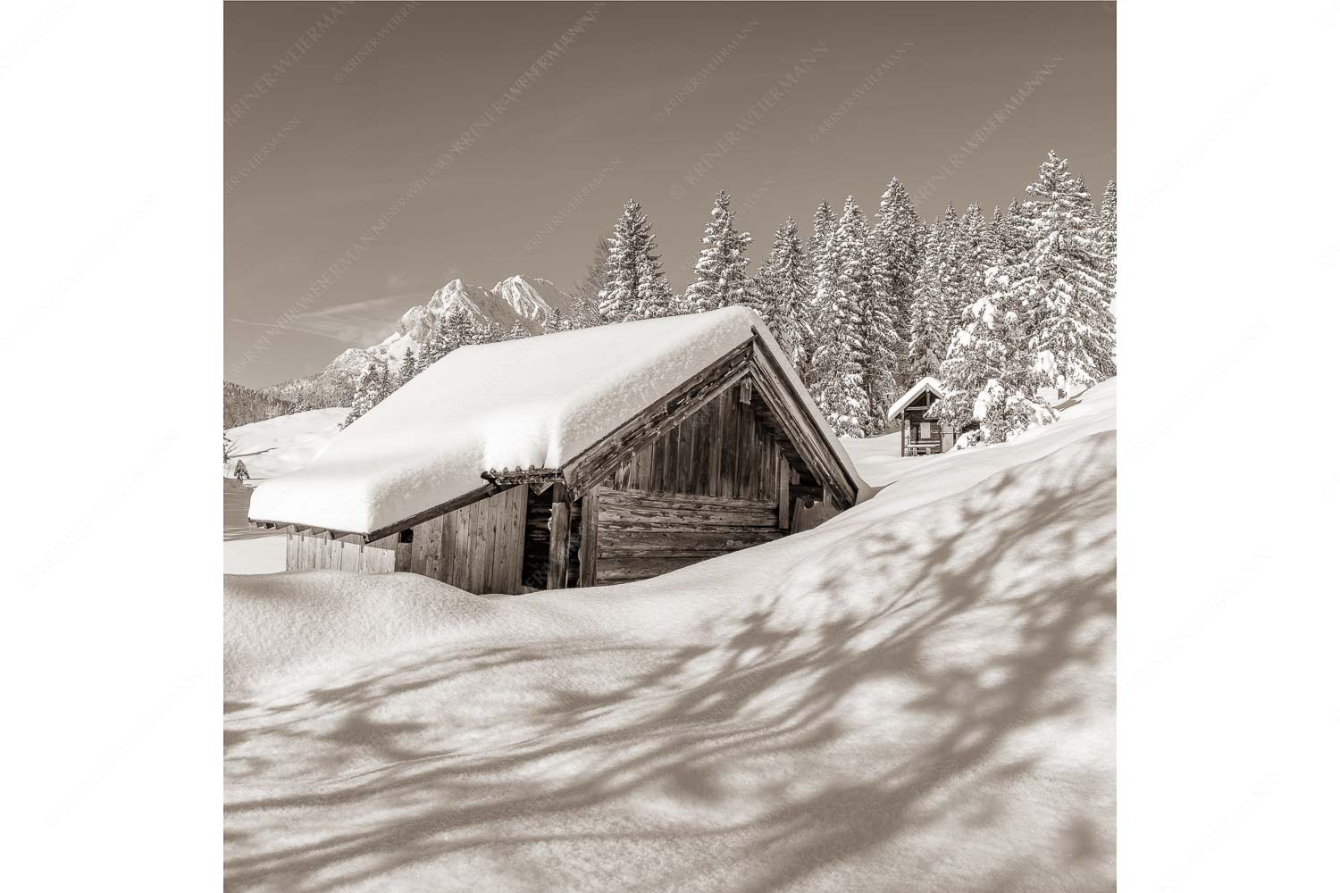 Frisch verschneiter Heustadl bei Mittenwald mit Wettersteinspitzen - Schönheit der Stille - Seitenverhältnis 1:1 - Buckelwiesen am Kranzberg - weitere Infos unter https://www.kriner-weiermann.de