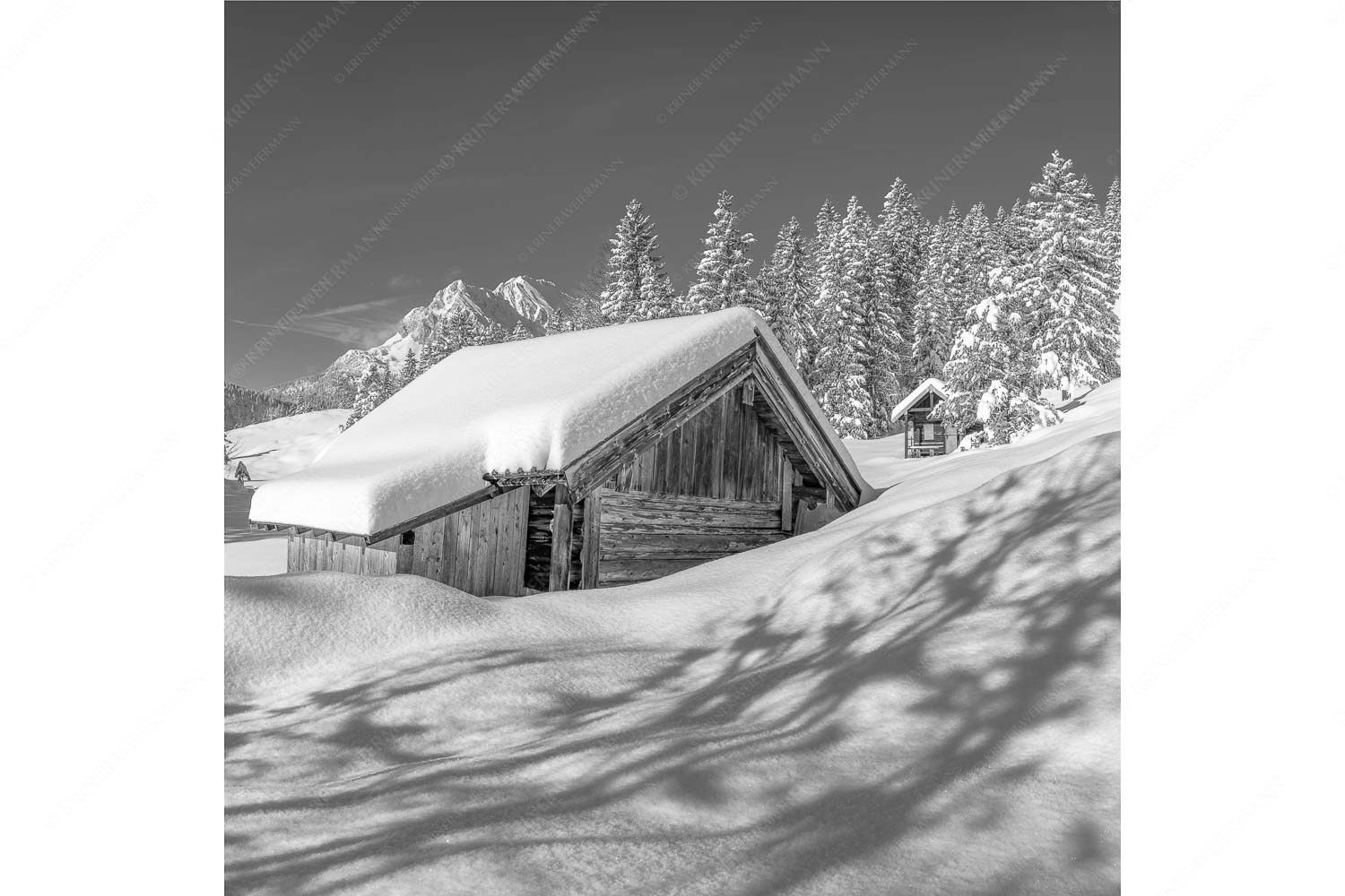 Frisch verschneiter Heustadl bei Mittenwald mit Wettersteinspitzen - Schönheit der Stille - Seitenverhältnis 1:1 - Buckelwiesen am Kranzberg - weitere Infos unter https://www.kriner-weiermann.de