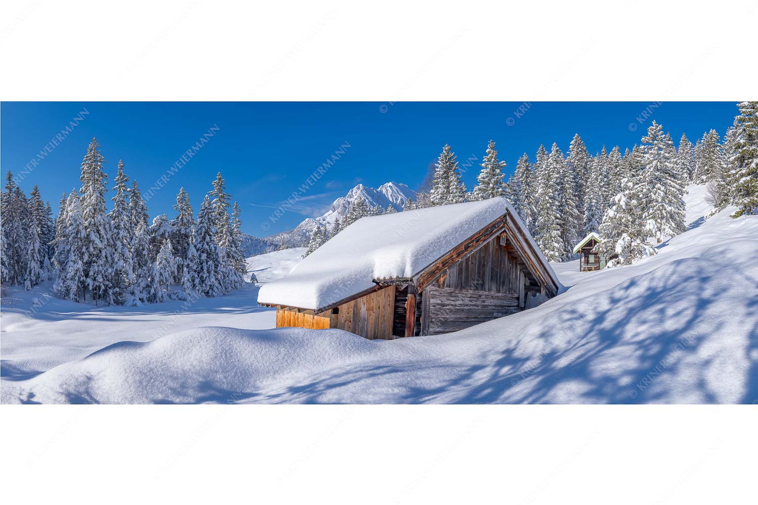 Frisch verschneiter Heustadl bei Mittenwald mit Wettersteinspitzen - Schönheit der Stille - Seitenverhältnis 2,5:1 - Buckelwiesen am Kranzberg - weitere Infos unter https://www.kriner-weiermann.de