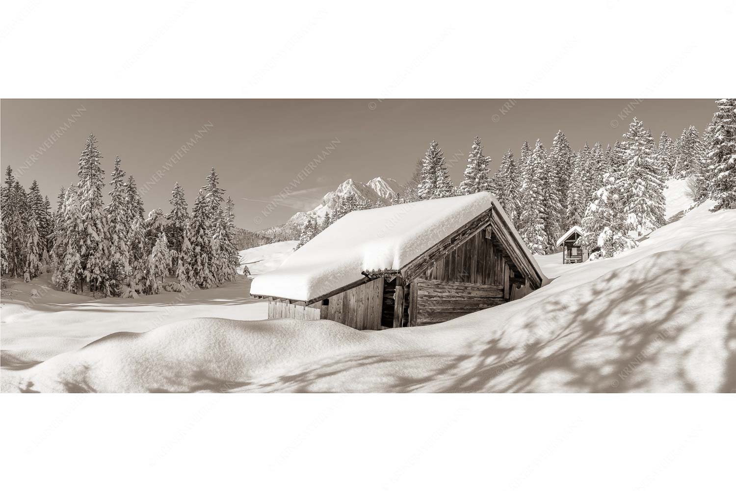 Frisch verschneiter Heustadl bei Mittenwald mit Wettersteinspitzen - Schönheit der Stille - Seitenverhältnis 2,5:1 - Buckelwiesen am Kranzberg - weitere Infos unter https://www.kriner-weiermann.de