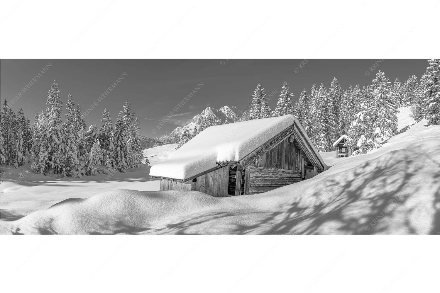 Frisch verschneiter Heustadl bei Mittenwald mit Wettersteinspitzen - Schönheit der Stille - Seitenverhältnis 2,5:1 - Buckelwiesen am Kranzberg - weitere Infos unter https://www.kriner-weiermann.de