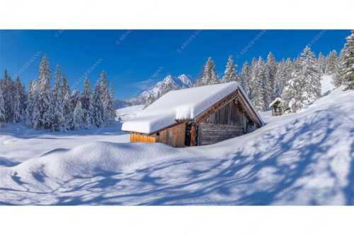 Frisch verschneiter Heustadl bei Mittenwald mit Wettersteinspitzen - Schönheit der Stille - Seitenverhältnis 2:1 - Buckelwiesen am Kranzberg - weitere Infos unter https://www.kriner-weiermann.de