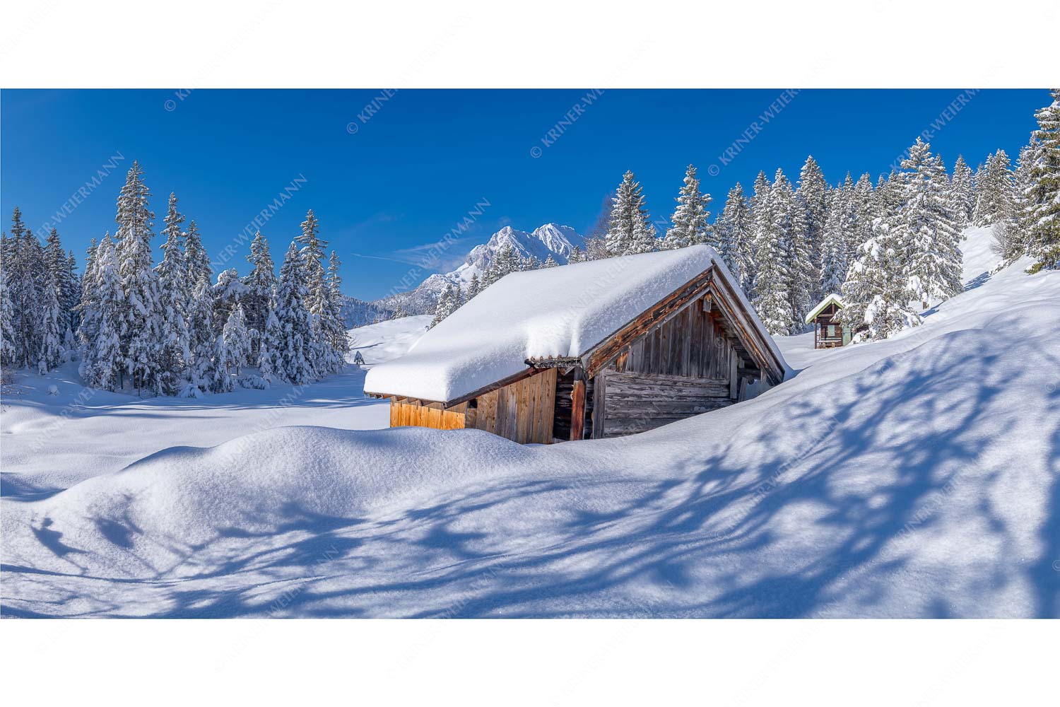 Frisch verschneiter Heustadl bei Mittenwald mit Wettersteinspitzen - Schönheit der Stille - Seitenverhältnis 2:1 - Buckelwiesen am Kranzberg - weitere Infos unter https://www.kriner-weiermann.de