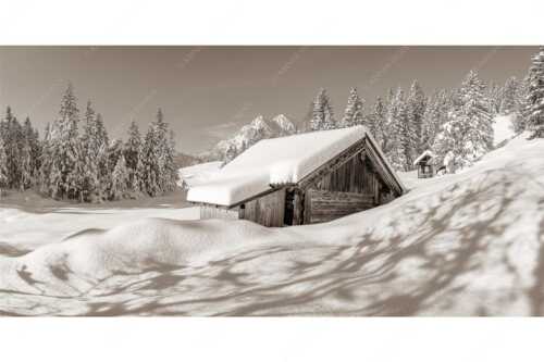 Frisch verschneiter Heustadl bei Mittenwald mit Wettersteinspitzen - Schönheit der Stille - Seitenverhältnis 2:1 - Buckelwiesen am Kranzberg - weitere Infos unter https://www.kriner-weiermann.de