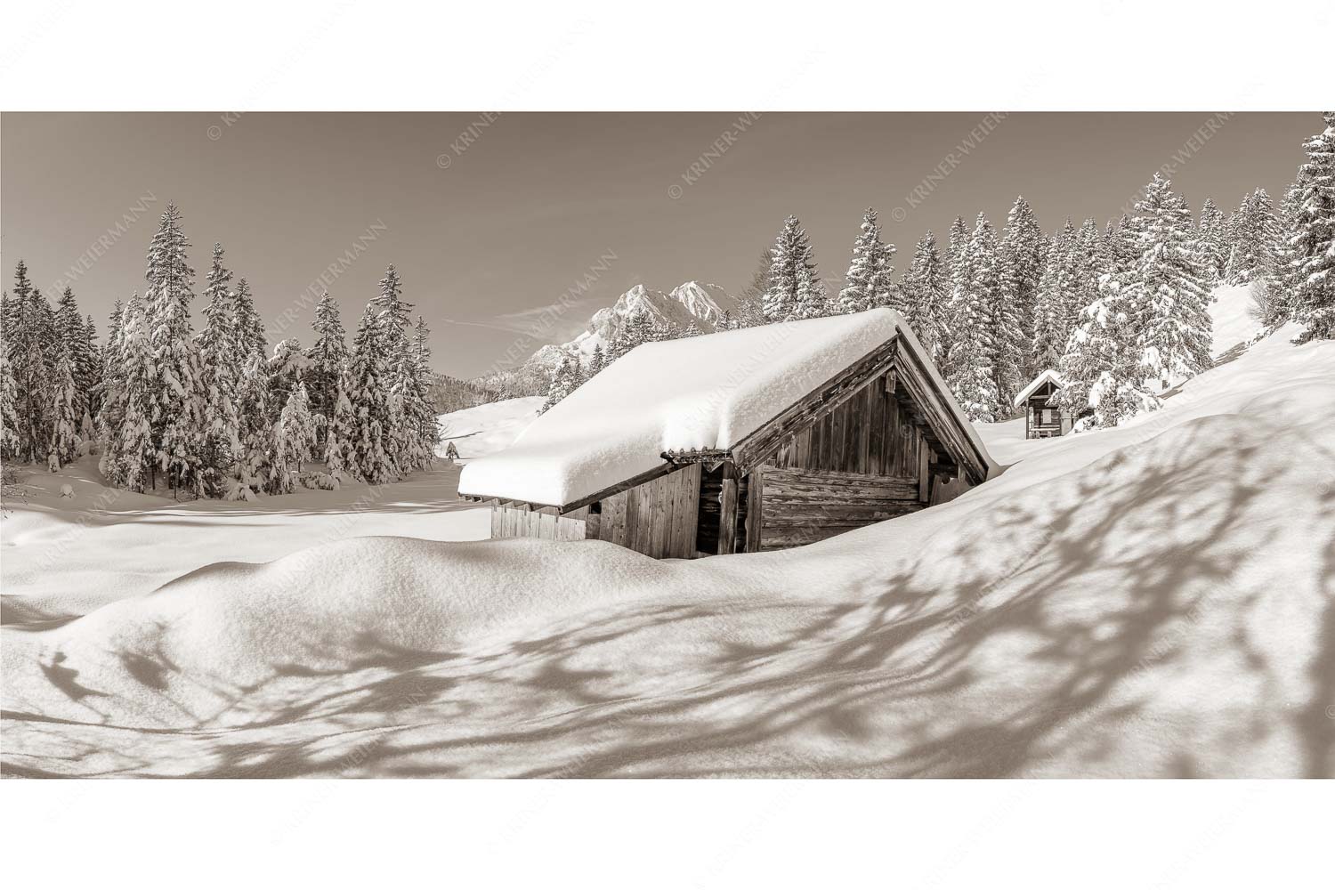Frisch verschneiter Heustadl bei Mittenwald mit Wettersteinspitzen - Schönheit der Stille - Seitenverhältnis 2:1 - Buckelwiesen am Kranzberg - weitere Infos unter https://www.kriner-weiermann.de