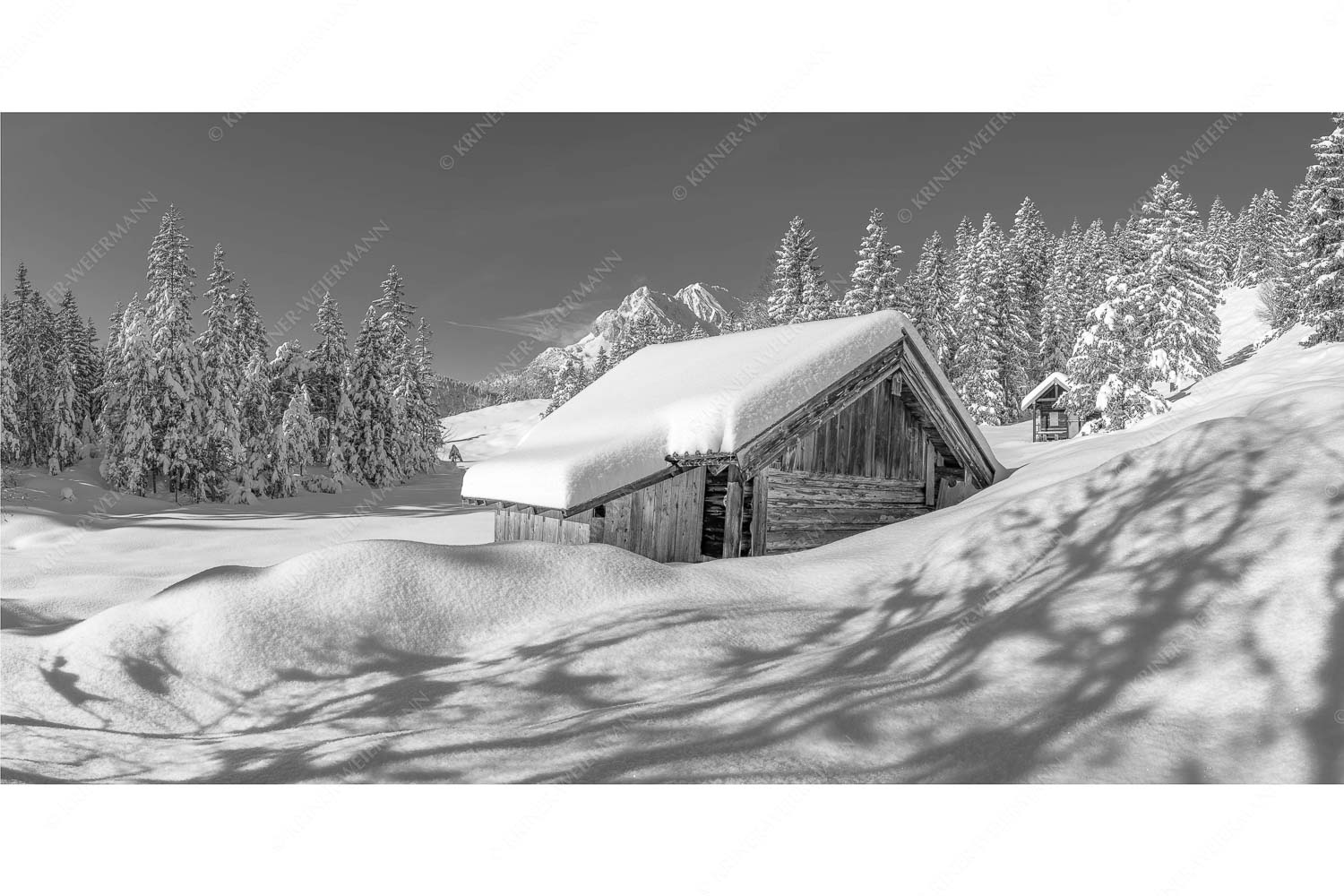 Frisch verschneiter Heustadl bei Mittenwald mit Wettersteinspitzen - Schönheit der Stille - Seitenverhältnis 2:1 - Buckelwiesen am Kranzberg - weitere Infos unter https://www.kriner-weiermann.de