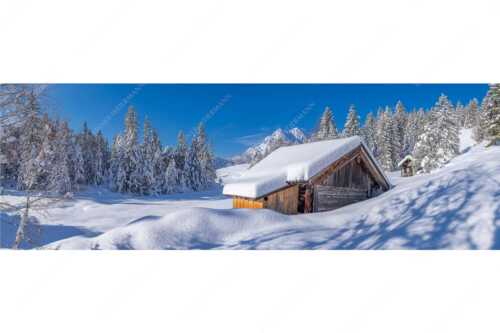 Frisch verschneiter Heustadl bei Mittenwald mit Wettersteinspitzen - Schönheit der Stille - Seitenverhältnis 3:1 - Buckelwiesen am Kranzberg - weitere Infos unter https://www.kriner-weiermann.de