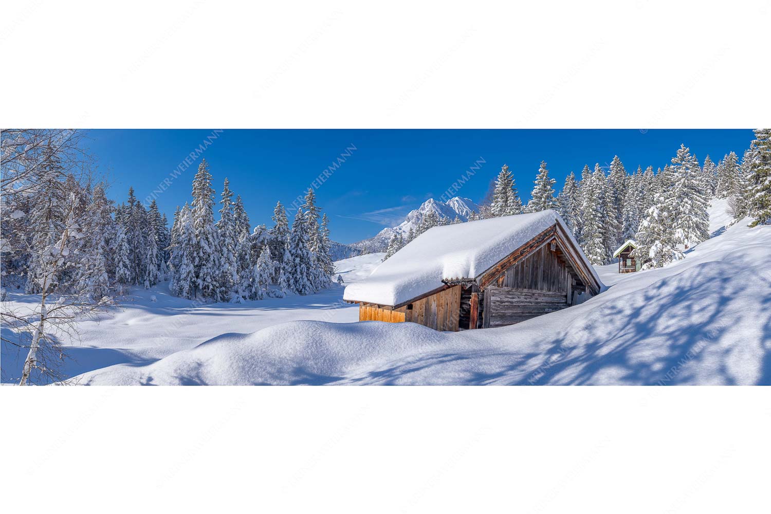 Frisch verschneiter Heustadl bei Mittenwald mit Wettersteinspitzen