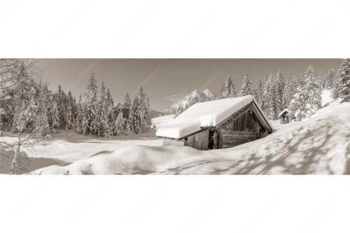 Frisch verschneiter Heustadl bei Mittenwald mit Wettersteinspitzen - Schönheit der Stille - Seitenverhältnis 3:1 - Buckelwiesen am Kranzberg - weitere Infos unter https://www.kriner-weiermann.de
