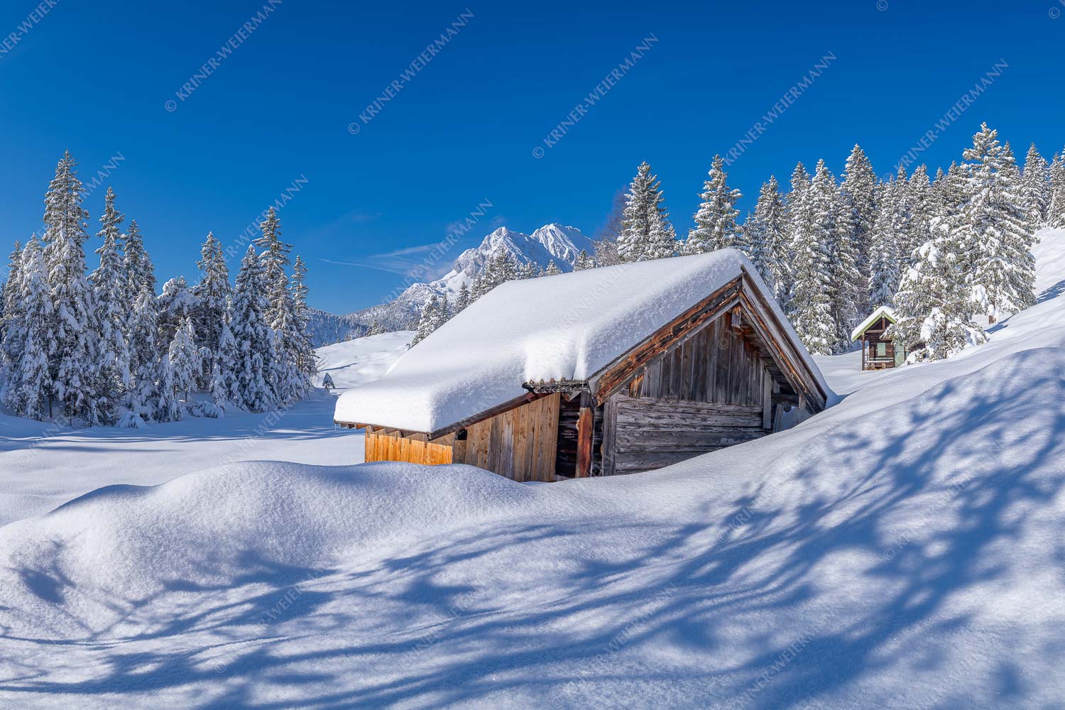 Frisch verschneiter Heustadl bei Mittenwald mit Wettersteinspitzen - Schönheit der Stille - Seitenverhältnis 3:2 - Buckelwiesen am Kranzberg - weitere Infos unter https://www.kriner-weiermann.de