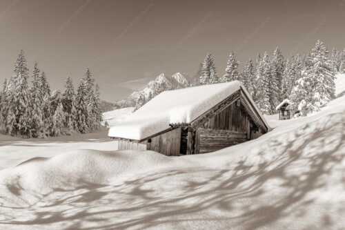 Frisch verschneiter Heustadl bei Mittenwald mit Wettersteinspitzen - Schönheit der Stille - Seitenverhältnis 3:2 - Buckelwiesen am Kranzberg - weitere Infos unter https://www.kriner-weiermann.de