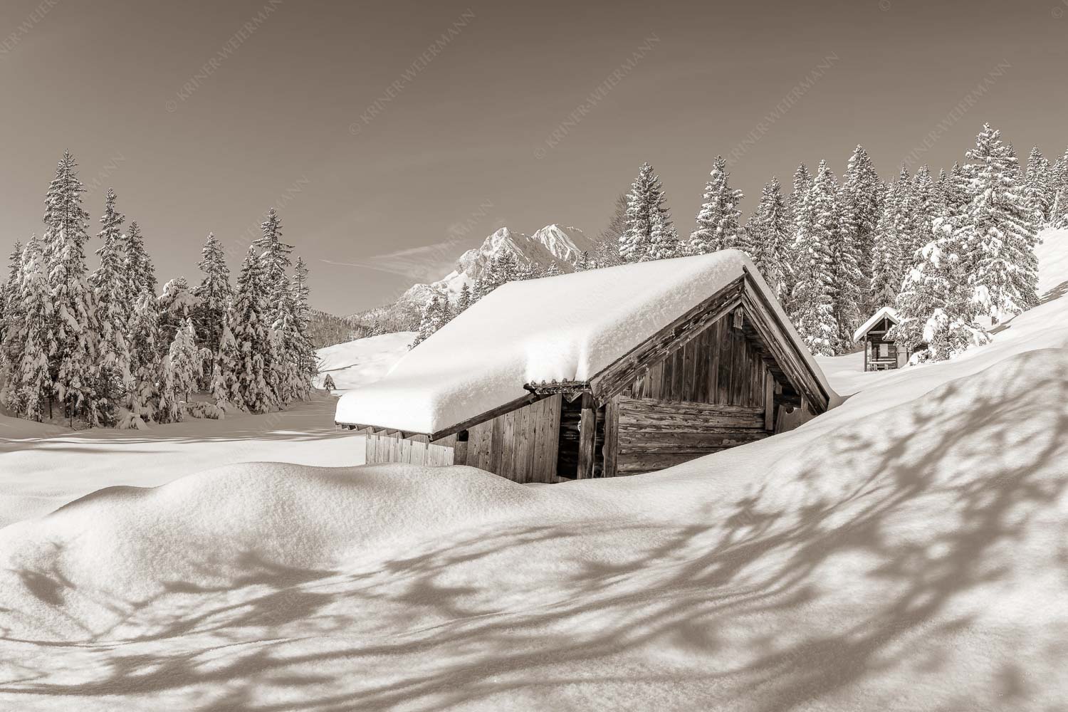 Frisch verschneiter Heustadl bei Mittenwald mit Wettersteinspitzen