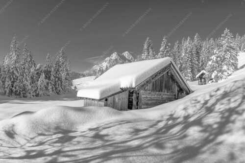 Frisch verschneiter Heustadl bei Mittenwald mit Wettersteinspitzen - Schönheit der Stille - Seitenverhältnis 3:2 - Buckelwiesen am Kranzberg - weitere Infos unter https://www.kriner-weiermann.de