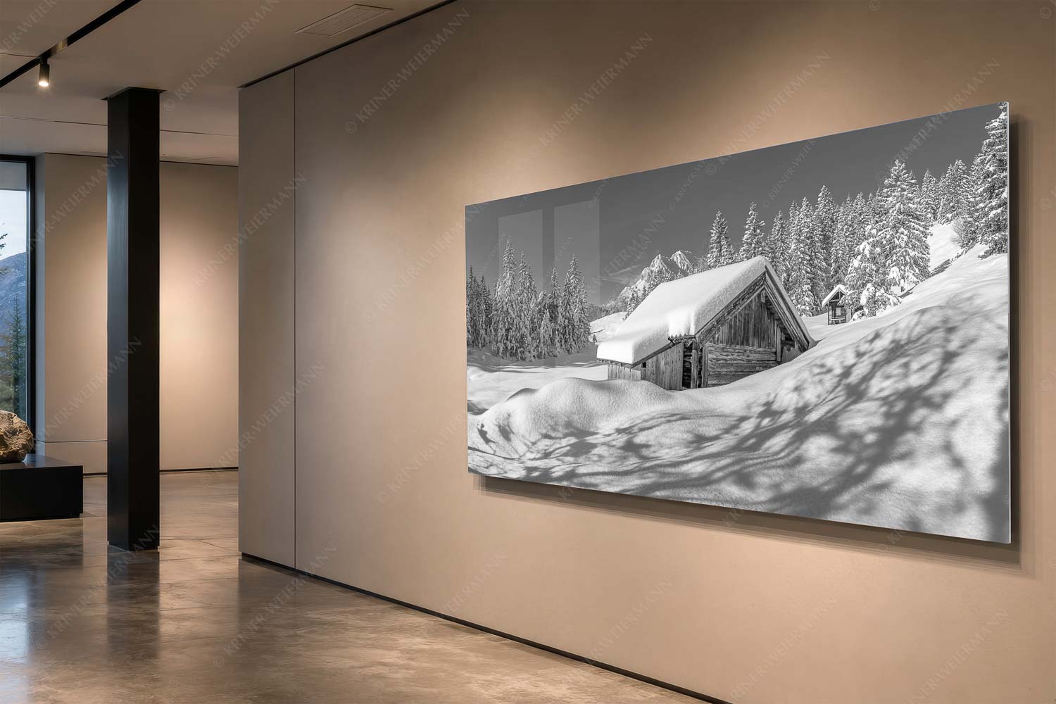 Schönheit der Stille – Acrylglasbild – Größe ca. 200x100cm, Seitenverhältnis 2:1 — Buckelwiesen am Kranzberg Frisch verschneiter Heustadl bei Mittenwald mit Wettersteinspitzen - Schönheit der Stille - Acrylglasbild - Größe ca. 200x100cm, Seitenverhältnis 2:1 - Buckelwiesen am Kranzberg - weitere Infos unter https://www.kriner-weiermann.de