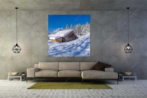 Frisch verschneiter Heustadl bei Mittenwald mit Wettersteinspitzen - Schönheit der Stille - Wandbild - Größe ca. 160x160cm, Seitenverhältnis 1:1 - Buckelwiesen am Kranzberg - weitere Infos unter https://www.kriner-weiermann.de