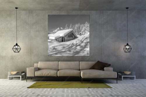 Frisch verschneiter Heustadl bei Mittenwald mit Wettersteinspitzen - Schönheit der Stille - Wandbild - Größe ca. 160x160cm, Seitenverhältnis 1:1 - Buckelwiesen am Kranzberg - weitere Infos unter https://www.kriner-weiermann.de