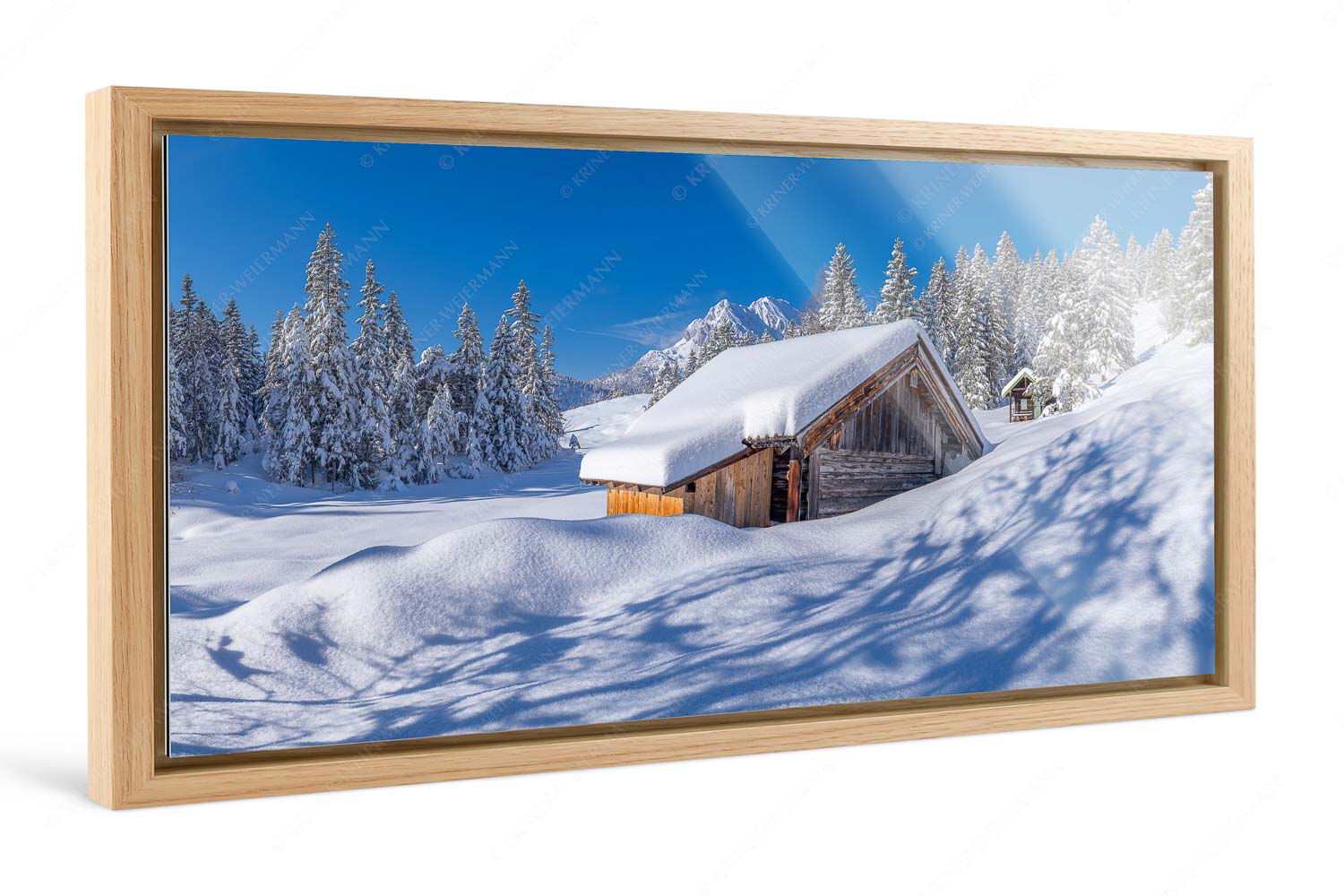 Schönheit der Stille – Foto im Schattenfugen-Rahmen, Seitenverhältnis 2:1 — Buckelwiesen am Kranzberg Frisch verschneiter Heustadl bei Mittenwald mit Wettersteinspitzen - Schönheit der Stille - Foto im Schattenfugen-Rahmen, Seitenverhältnis 2:1 - Buckelwiesen am Kranzberg - weitere Infos unter https://www.kriner-weiermann.de