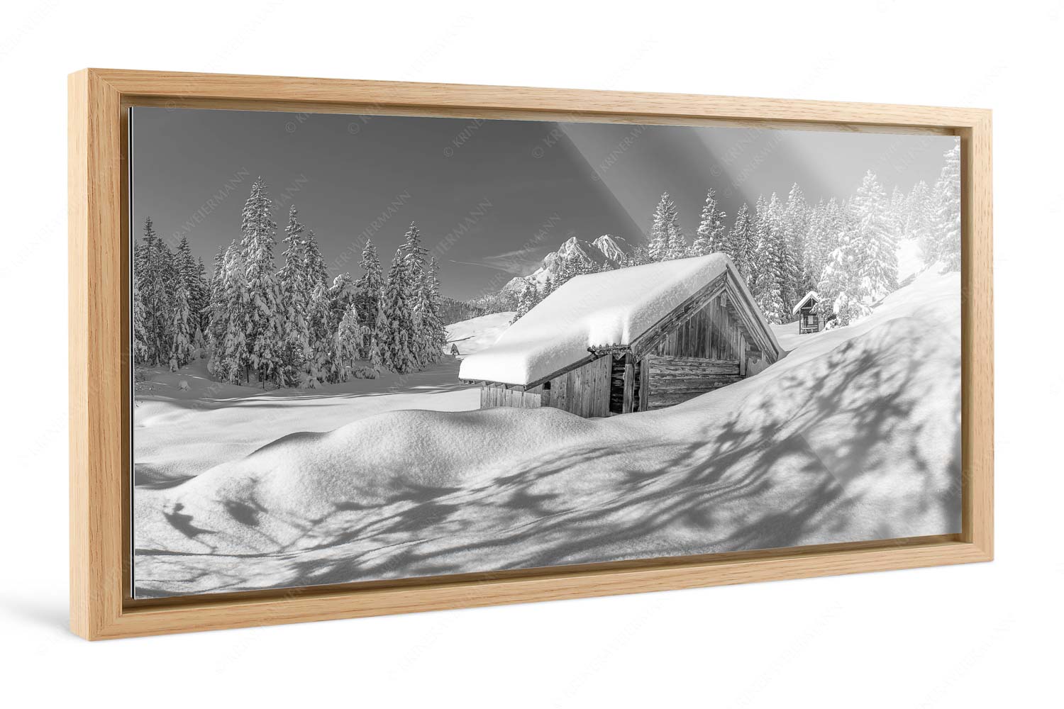 Schönheit der Stille – Foto im Schattenfugen-Rahmen, Seitenverhältnis 2:1 — Buckelwiesen am Kranzberg Frisch verschneiter Heustadl bei Mittenwald mit Wettersteinspitzen - Schönheit der Stille - Foto im Schattenfugen-Rahmen, Seitenverhältnis 2:1 - Buckelwiesen am Kranzberg - weitere Infos unter https://www.kriner-weiermann.de