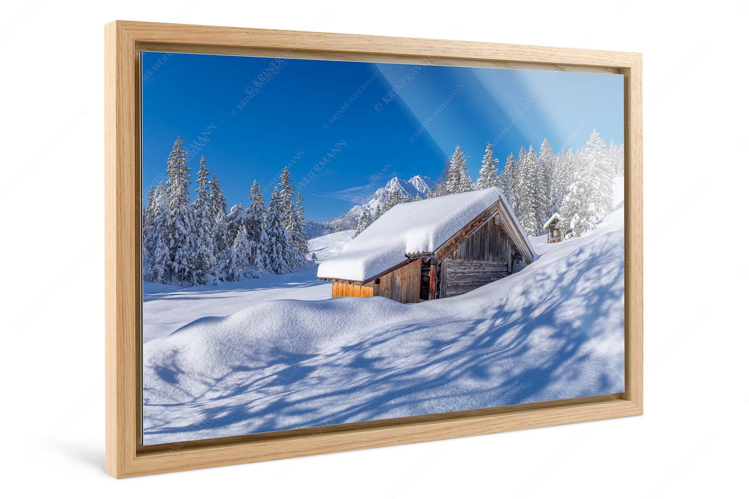 Schönheit der Stille – Foto im Schattenfugen-Rahmen, Seitenverhältnis 3:2 — Buckelwiesen am Kranzberg Frisch verschneiter Heustadl bei Mittenwald mit Wettersteinspitzen - Schönheit der Stille - Foto im Schattenfugen-Rahmen, Seitenverhältnis 3:2 - Buckelwiesen am Kranzberg - weitere Infos unter https://www.kriner-weiermann.de