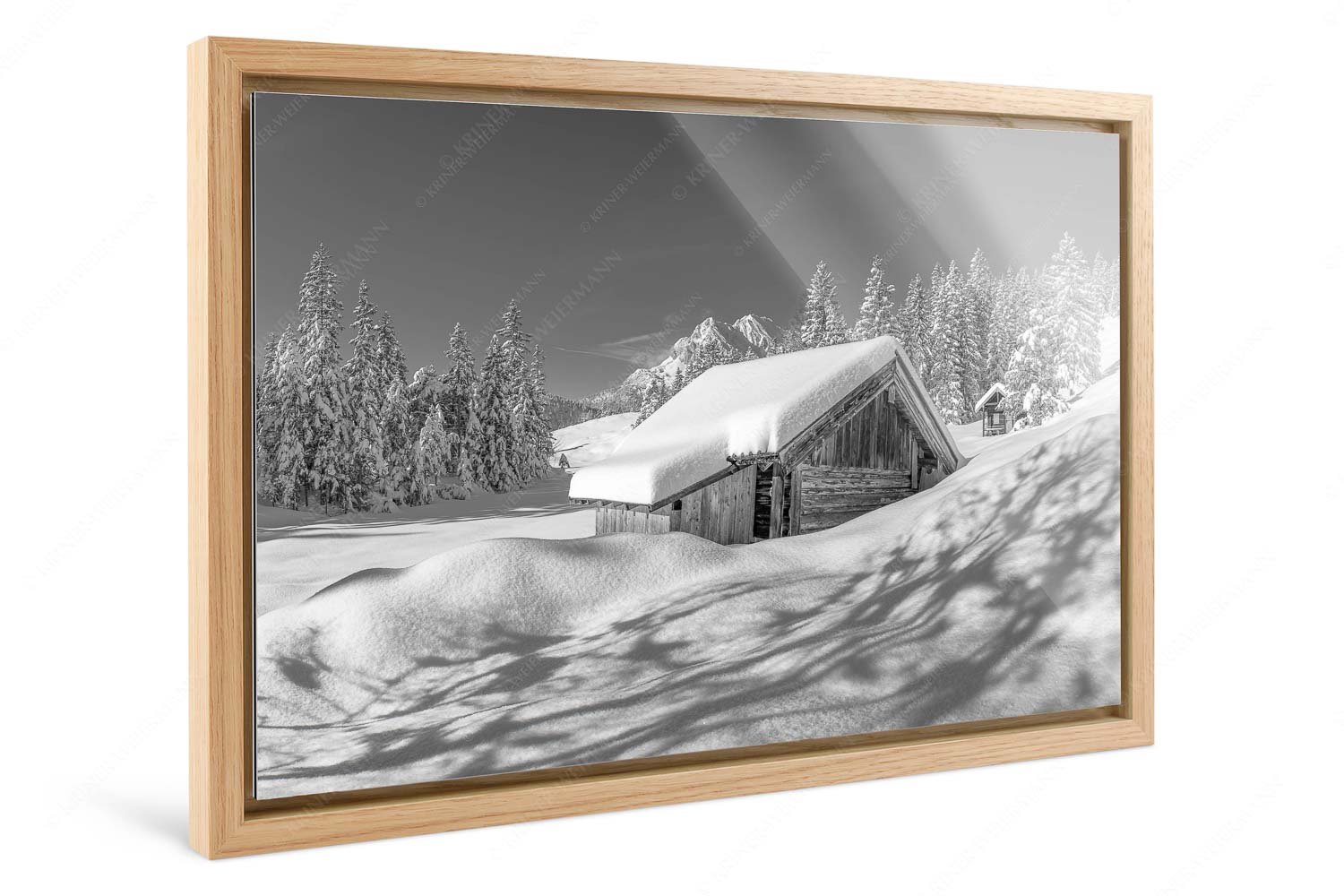 Schönheit der Stille – Foto im Schattenfugen-Rahmen, Seitenverhältnis 3:2 — Buckelwiesen am Kranzberg Frisch verschneiter Heustadl bei Mittenwald mit Wettersteinspitzen - Schönheit der Stille - Foto im Schattenfugen-Rahmen, Seitenverhältnis 3:2 - Buckelwiesen am Kranzberg - weitere Infos unter https://www.kriner-weiermann.de