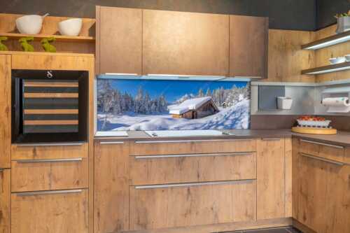 Frisch verschneiter Heustadl bei Mittenwald mit Wettersteinspitzen - Schönheit der Stille - Küchenrückwand - Größe ca. 180x60cm, Seitenverhältnis 3:1 - Buckelwiesen am Kranzberg - weitere Infos unter https://www.kriner-weiermann.de
