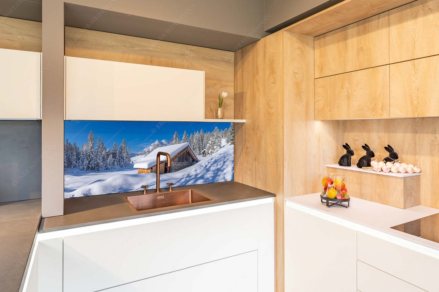Schönheit der Stille – Küchenrückwand – Größe ca. 150x60cm, Seitenverhältnis 2,5:1 — Buckelwiesen am Kranzberg Frisch verschneiter Heustadl bei Mittenwald mit Wettersteinspitzen - Schönheit der Stille - Küchenrückwand - Größe ca. 150x60cm, Seitenverhältnis 2,5:1 - Buckelwiesen am Kranzberg - weitere Infos unter https://www.kriner-weiermann.de