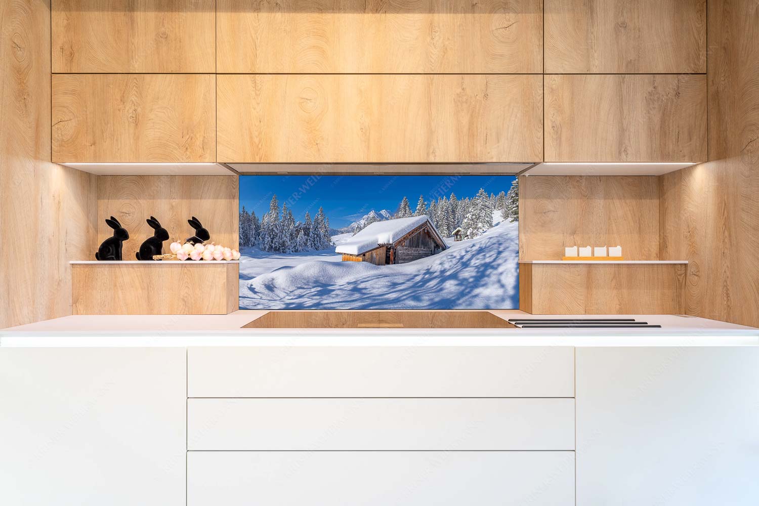 Schönheit der Stille – Küchenrückwand – Größe ca. 120x60cm, Seitenverhältnis 2:1 — Buckelwiesen am Kranzberg Frisch verschneiter Heustadl bei Mittenwald mit Wettersteinspitzen - Schönheit der Stille - Küchenrückwand - Größe ca. 120x60cm, Seitenverhältnis 2:1 - Buckelwiesen am Kranzberg - weitere Infos unter https://www.kriner-weiermann.de