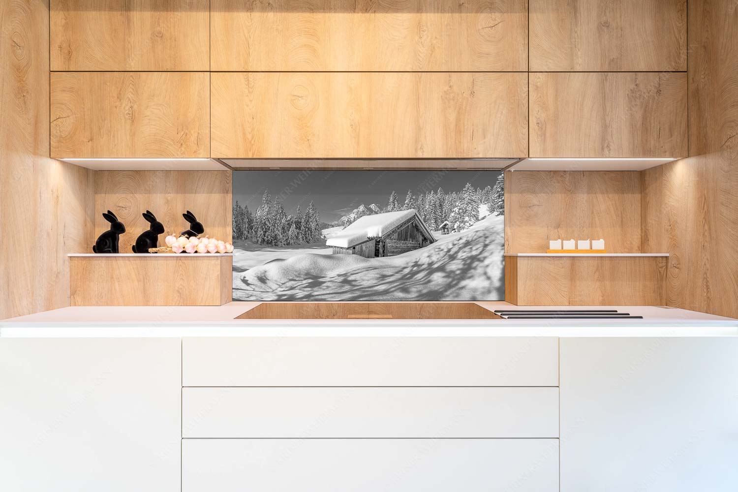 Schönheit der Stille – Küchenrückwand – Größe ca. 120x60cm, Seitenverhältnis 2:1 — Buckelwiesen am Kranzberg Frisch verschneiter Heustadl bei Mittenwald mit Wettersteinspitzen - Schönheit der Stille - Küchenrückwand - Größe ca. 120x60cm, Seitenverhältnis 2:1 - Buckelwiesen am Kranzberg - weitere Infos unter https://www.kriner-weiermann.de