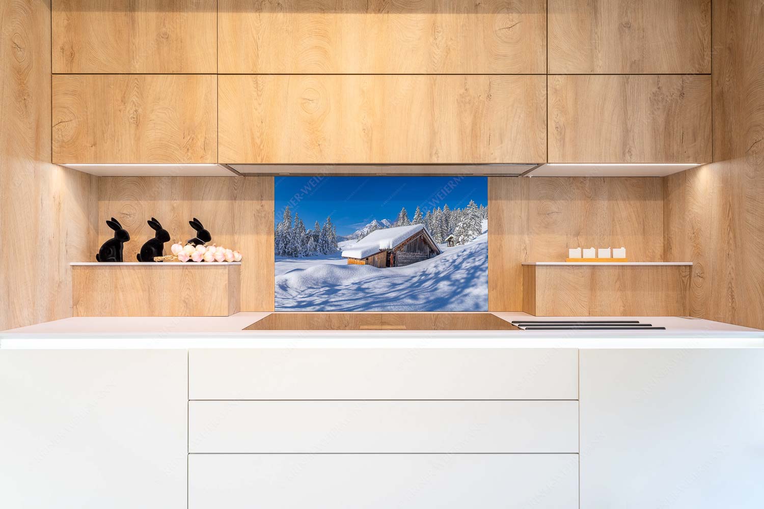 Frisch verschneiter Heustadl bei Mittenwald mit Wettersteinspitzen - Schönheit der Stille - Küchenspiegel - Größe ca. 90x60cm, Seitenverhältnis 3:2 - Buckelwiesen am Kranzberg - weitere Infos unter https://www.kriner-weiermann.de
