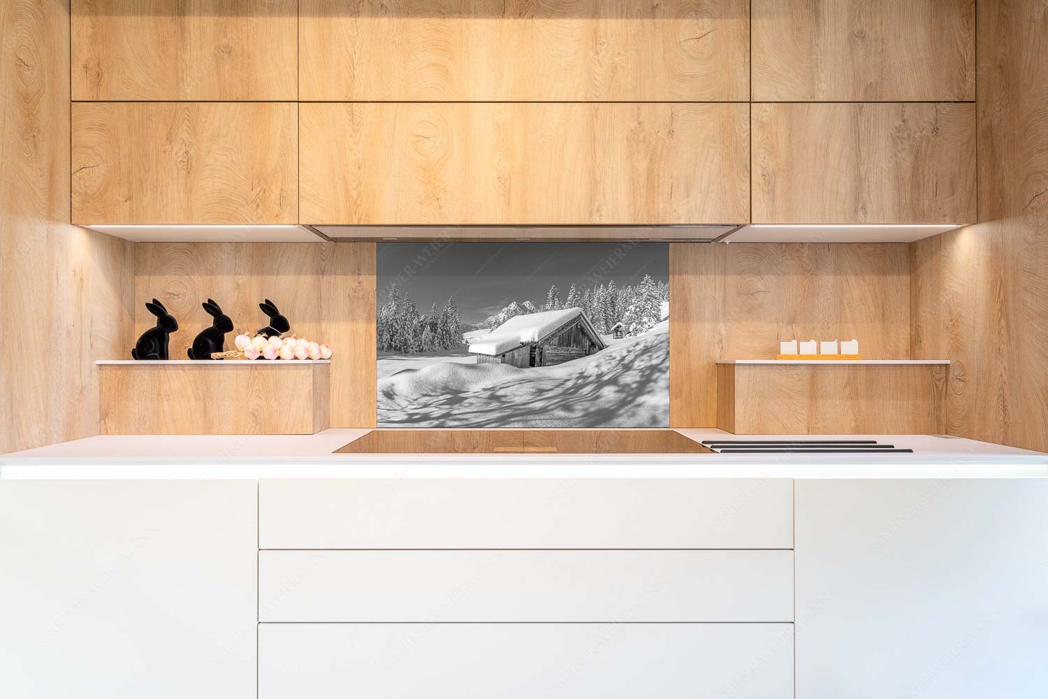 Schönheit der Stille – Küchenspiegel – Größe ca. 90x60cm, Seitenverhältnis 3:2 — Buckelwiesen am Kranzberg Frisch verschneiter Heustadl bei Mittenwald mit Wettersteinspitzen - Schönheit der Stille - Küchenspiegel - Größe ca. 90x60cm, Seitenverhältnis 3:2 - Buckelwiesen am Kranzberg - weitere Infos unter https://www.kriner-weiermann.de
