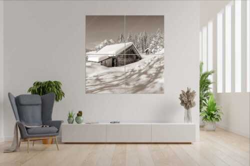 Frisch verschneiter Heustadl bei Mittenwald mit Wettersteinspitzen - Schönheit der Stille - Wandbild - 4er Split, Größe ca. 180x180cm, Seitenverhältnis 1:1 - Buckelwiesen am Kranzberg - weitere Infos unter https://www.kriner-weiermann.de