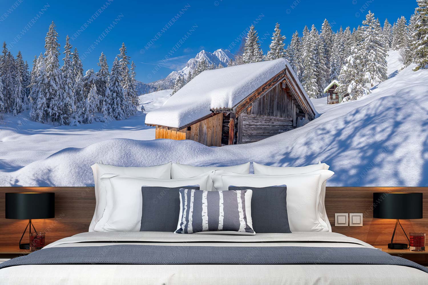Frisch verschneiter Heustadl bei Mittenwald mit Wettersteinspitzen - Schönheit der Stille - Fototapete - Größe ca. 350x140cm, Seitenverhältnis 2,5:1 - Buckelwiesen am Kranzberg - weitere Infos unter https://www.kriner-weiermann.de