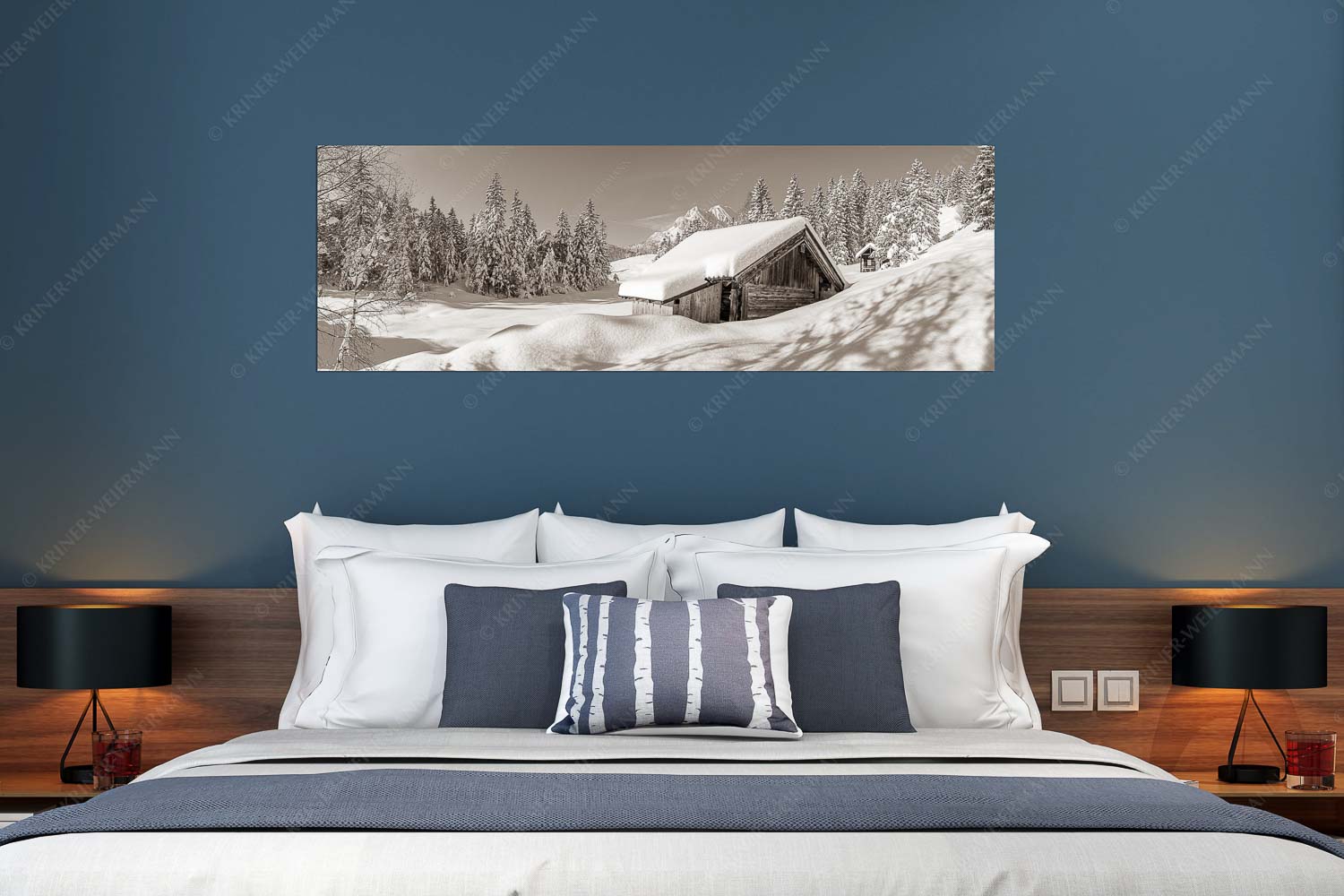 Schönheit der Stille – Wandbild – Größe ca. 180x60cm, Seitenverhältnis 3:1 — Buckelwiesen am Kranzberg Frisch verschneiter Heustadl bei Mittenwald mit Wettersteinspitzen - Schönheit der Stille - Wandbild - Größe ca. 180x60cm, Seitenverhältnis 3:1 - Buckelwiesen am Kranzberg - weitere Infos unter https://www.kriner-weiermann.de