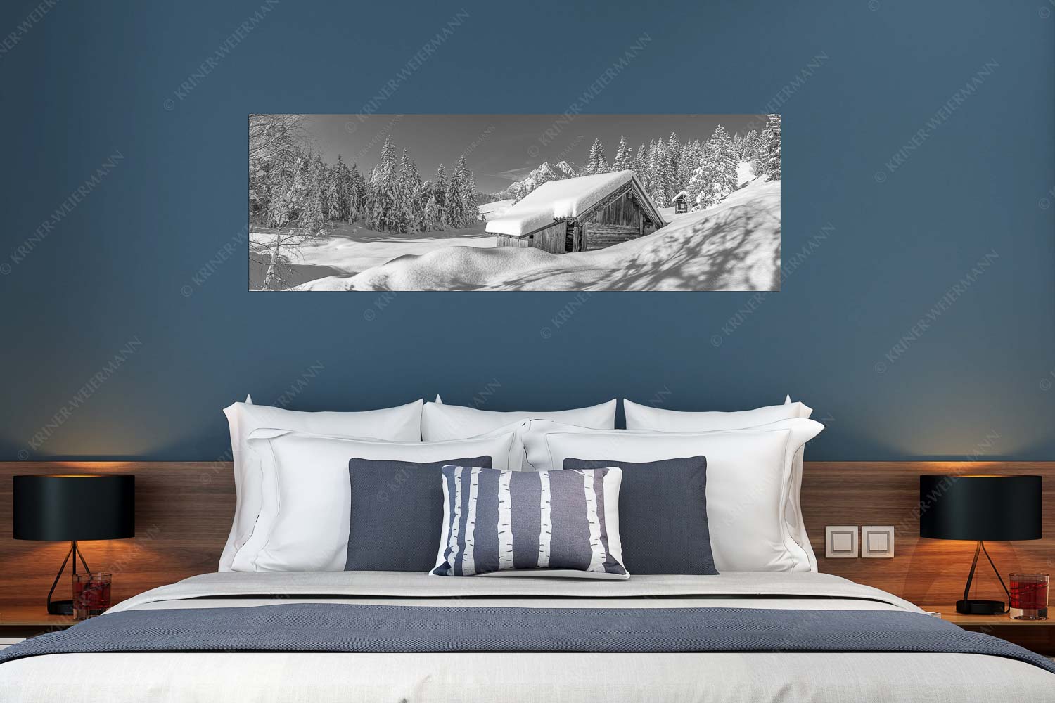 Schönheit der Stille – Wandbild – Größe ca. 180x60cm, Seitenverhältnis 3:1 — Buckelwiesen am Kranzberg Frisch verschneiter Heustadl bei Mittenwald mit Wettersteinspitzen - Schönheit der Stille - Wandbild - Größe ca. 180x60cm, Seitenverhältnis 3:1 - Buckelwiesen am Kranzberg - weitere Infos unter https://www.kriner-weiermann.de