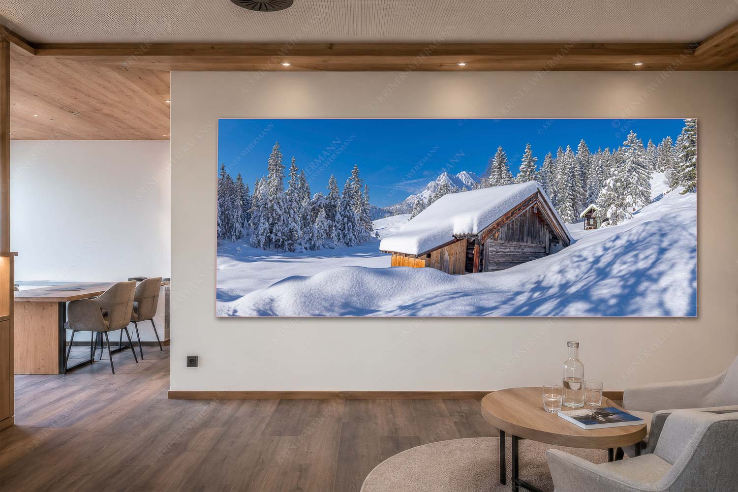Schönheit der Stille – Akustikbild – Größe ca. 300x120cm, Seitenverhältnis 2,5:1 — Buckelwiesen am Kranzberg Frisch verschneiter Heustadl bei Mittenwald mit Wettersteinspitzen - Schönheit der Stille - Akustikbild - Größe ca. 300x120cm, Seitenverhältnis 2,5:1 - Buckelwiesen am Kranzberg - weitere Infos unter https://www.kriner-weiermann.de