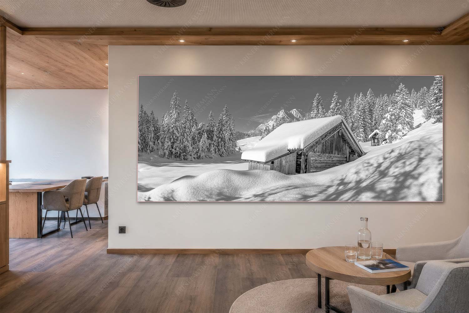 Schönheit der Stille – Akustikbild – Größe ca. 300x120cm, Seitenverhältnis 2,5:1 — Buckelwiesen am Kranzberg Frisch verschneiter Heustadl bei Mittenwald mit Wettersteinspitzen - Schönheit der Stille - Akustikbild - Größe ca. 300x120cm, Seitenverhältnis 2,5:1 - Buckelwiesen am Kranzberg - weitere Infos unter https://www.kriner-weiermann.de