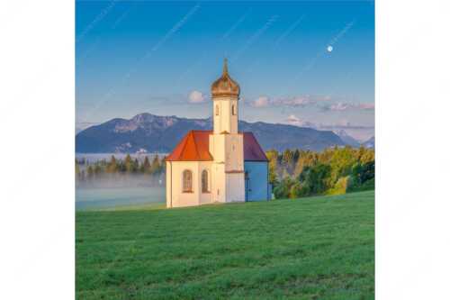 Die malerisch gelegene Kirche in Sankt Johannisrain mit Bayrischen voralpen - Seliger Morgen - Seitenverhältnis 1:1 - Sankt Johann - Penzberg - weitere Infos unter https://www.kriner-weiermann.de