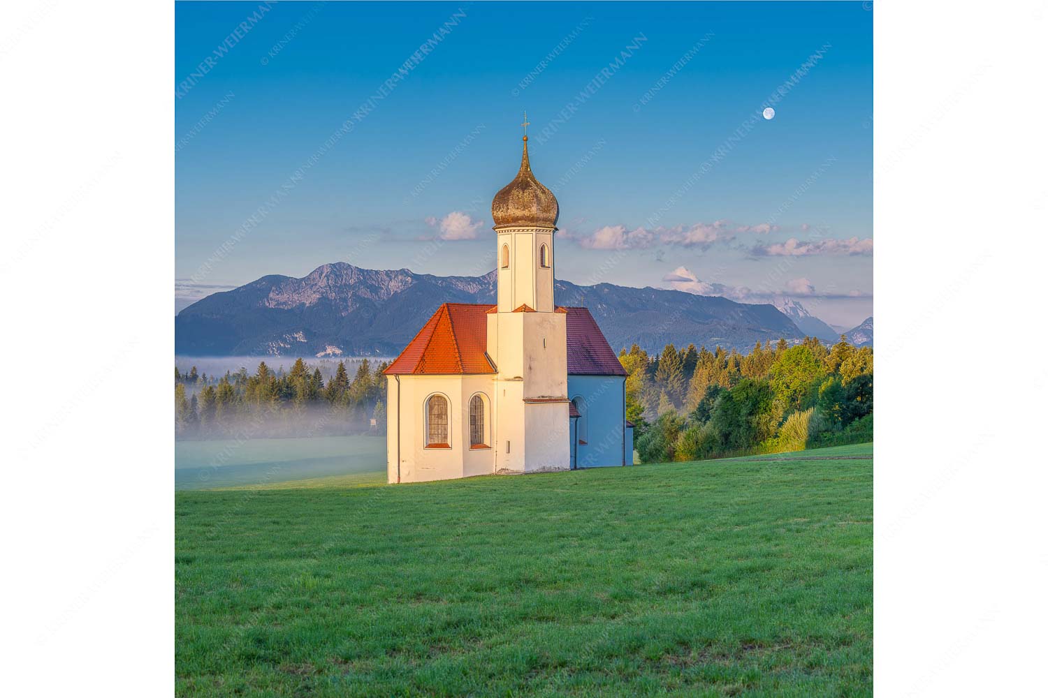 Seliger Morgen – Seitenverhältnis 1:1 — Sankt Johann – Penzberg Die malerisch gelegene Kirche in Sankt Johannisrain mit Bayrischen voralpen