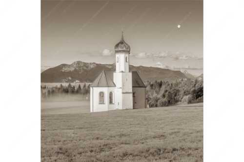 Die malerisch gelegene Kirche in Sankt Johannisrain mit Bayrischen voralpen - Seliger Morgen - Seitenverhältnis 1:1 - Sankt Johann - Penzberg - weitere Infos unter https://www.kriner-weiermann.de