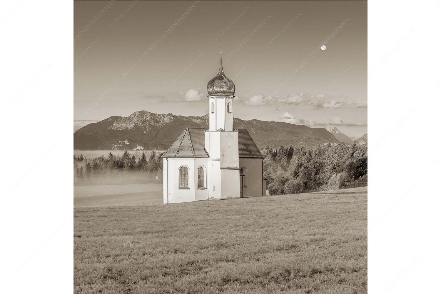 Seliger Morgen – Seitenverhältnis 1:1 — Sankt Johann – Penzberg Die malerisch gelegene Kirche in Sankt Johannisrain mit Bayrischen voralpen