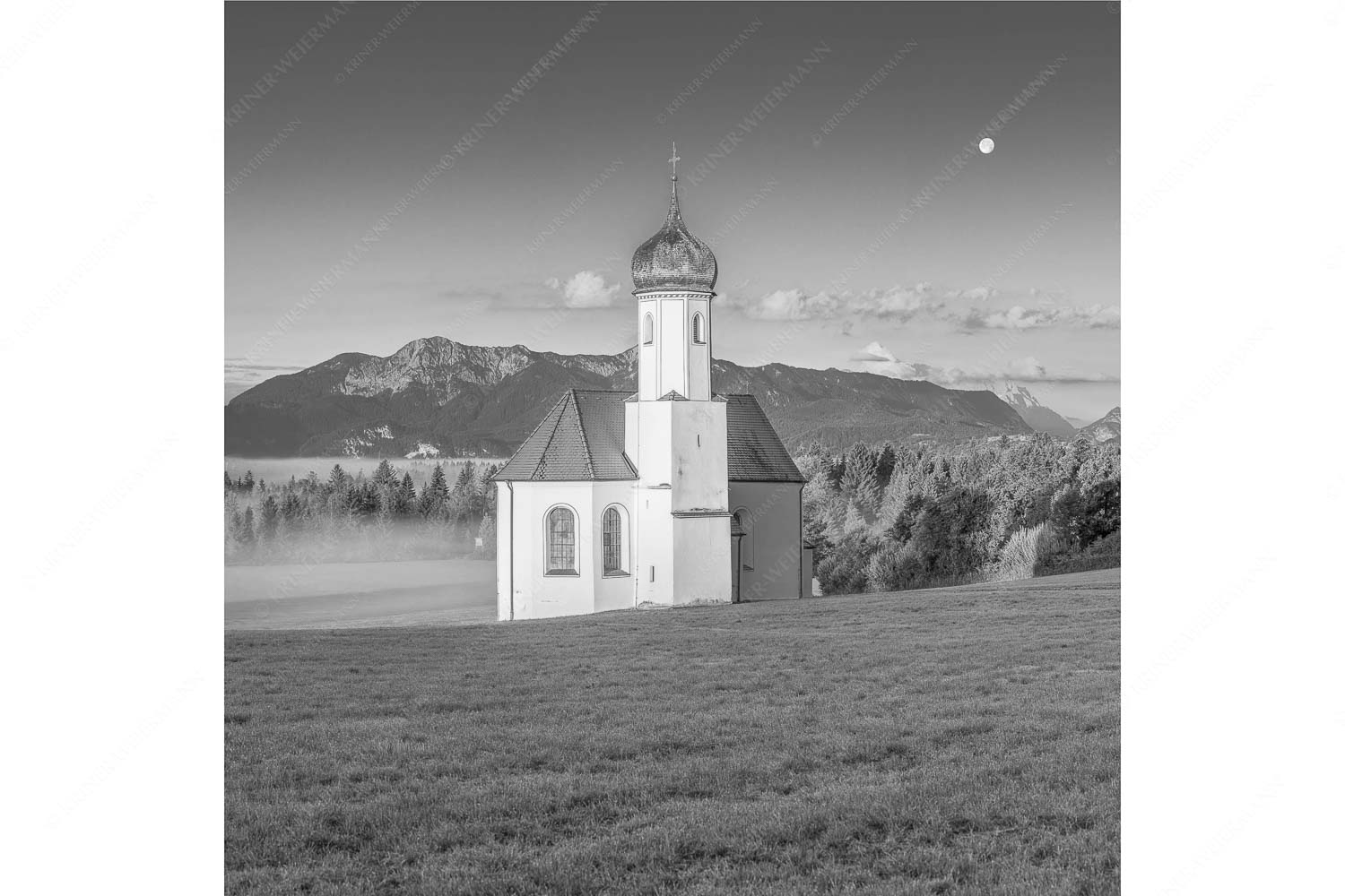 Seliger Morgen – Seitenverhältnis 1:1 — Sankt Johann – Penzberg Die malerisch gelegene Kirche in Sankt Johannisrain mit Bayrischen voralpen