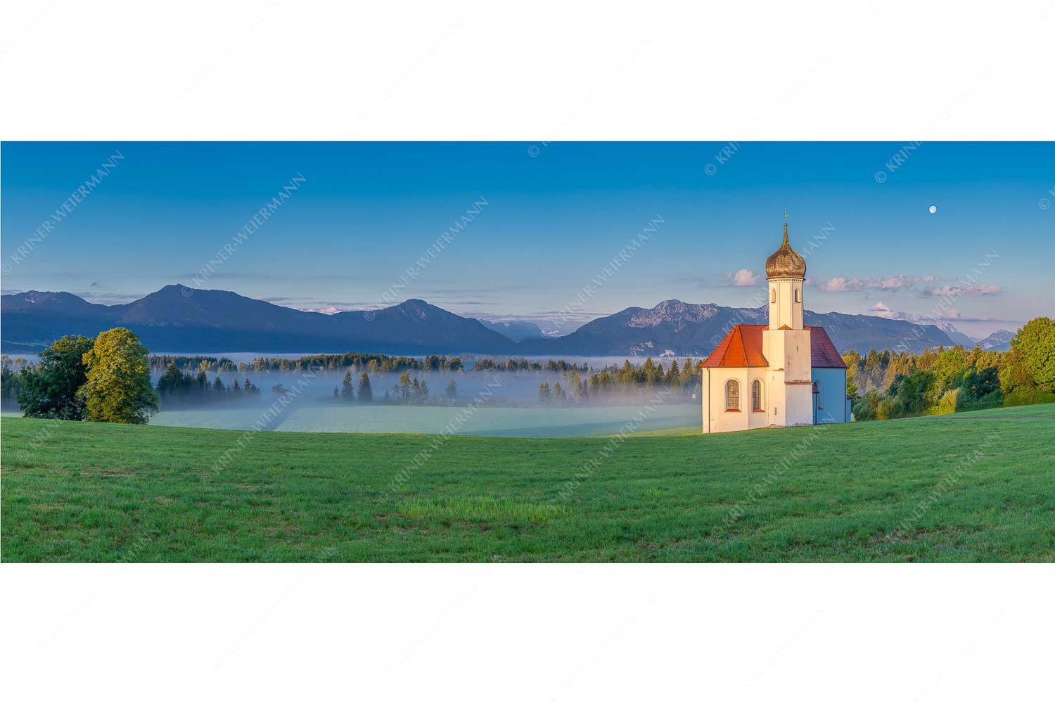 Seliger Morgen – Seitenverhältnis 2,5:1 — Sankt Johann – Penzberg Die malerisch gelegene Kirche in Sankt Johannisrain mit Bayrischen voralpen