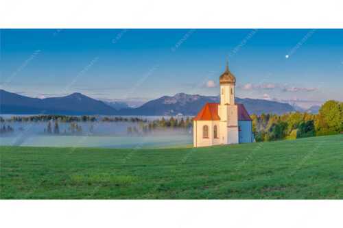 Die malerisch gelegene Kirche in Sankt Johannisrain mit Bayrischen voralpen - Seliger Morgen - Seitenverhältnis 2:1 - Sankt Johann - Penzberg - weitere Infos unter https://www.kriner-weiermann.de